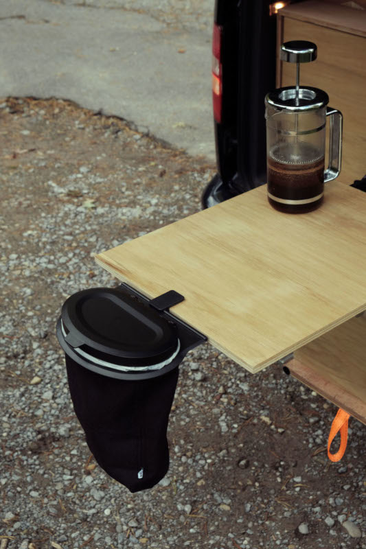 Flextrash skraldespand monteret med tableclip på bord med kaffe