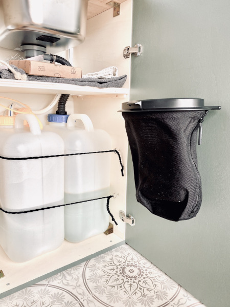 Flextrash skraldespand i køkkenskab eller vaskeskab, monteret med wallmount