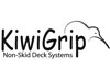 KiwiGrip er et anerkendt brand, der producerer skridsikker maling til dækket. Den er vandbaseret og indeholder ikke giftige opløsningsmidler