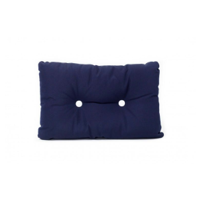 Navy pude med hvide knapper.